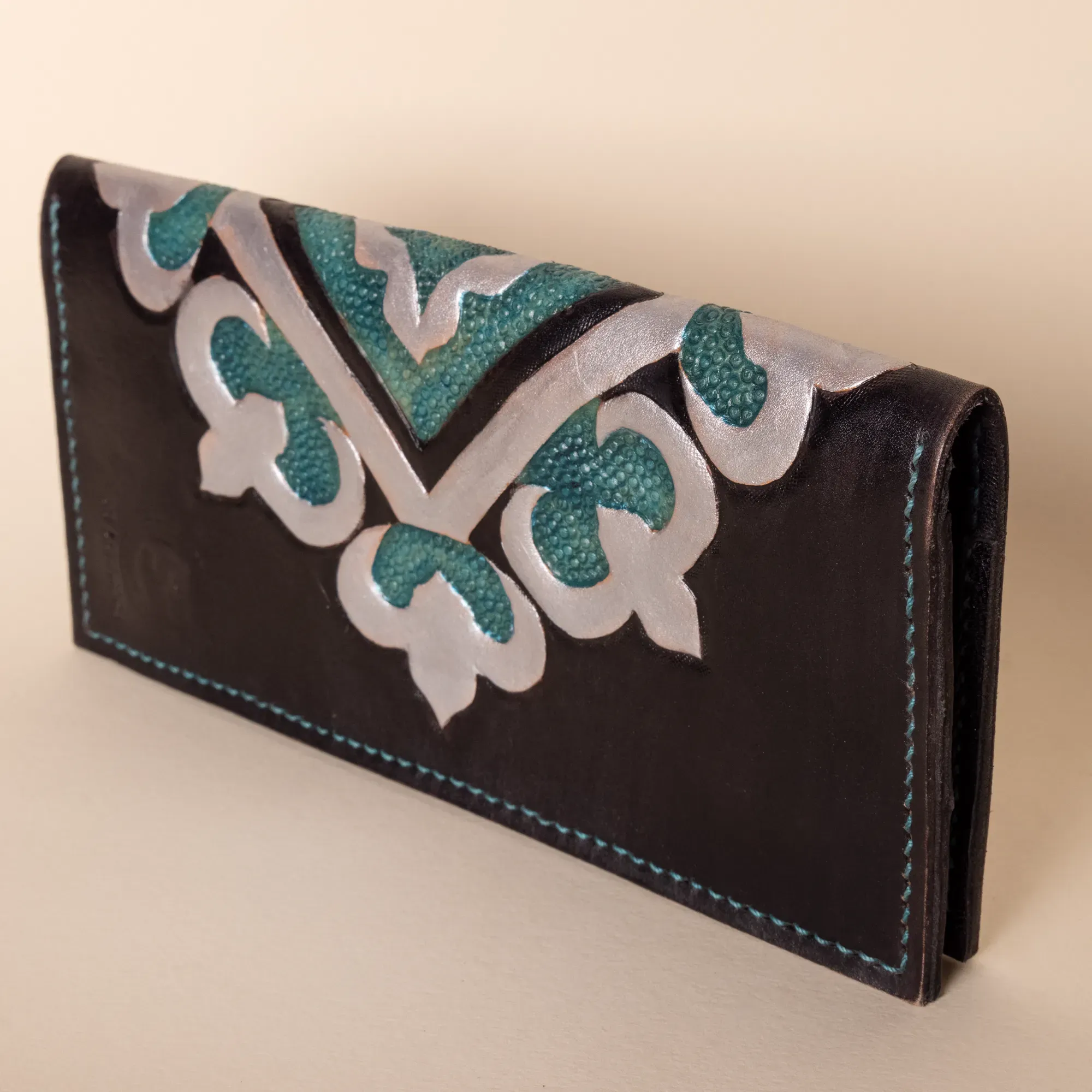 Embroidered Faux Leather Clutch – Black-White & Green Tatreez – 21x13x2.5 cm