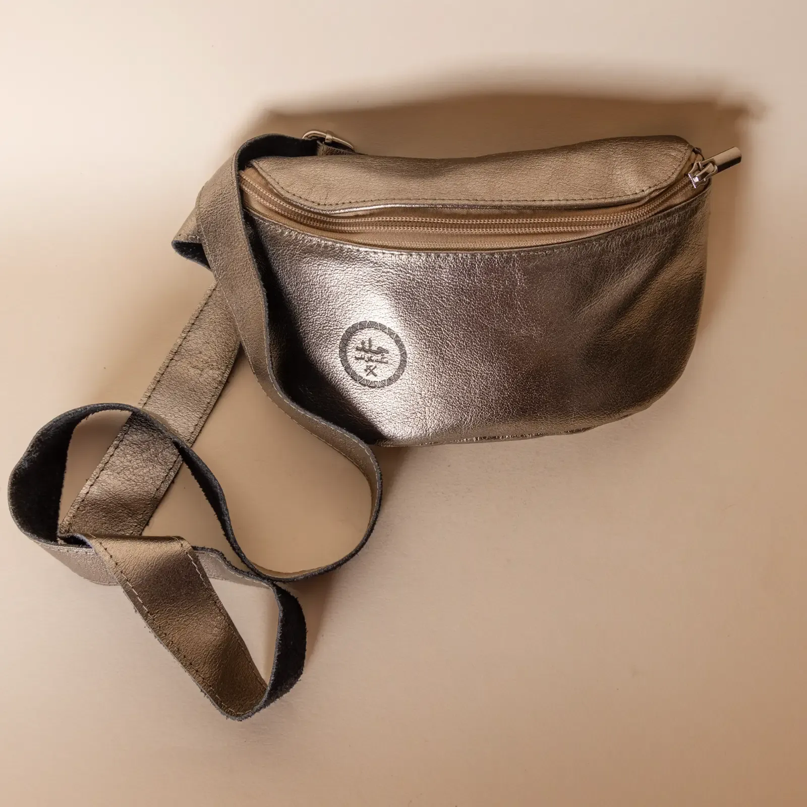 Small Leather Fanny Pack – Metallic Taupe – 22x13x2 cm
