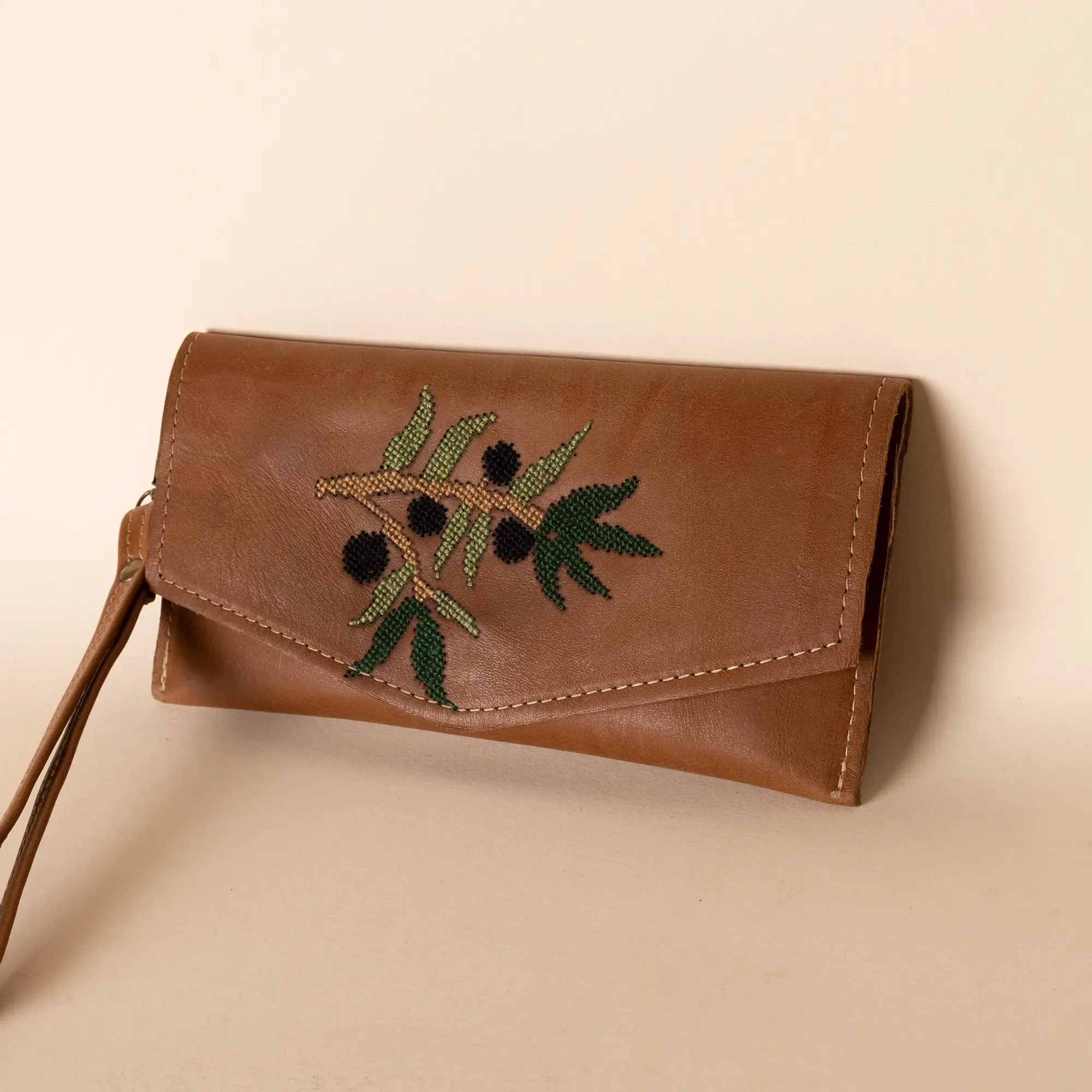 Olive Branch Leather Wristlet – Tan Embroidered – 20x10.5x1 cm