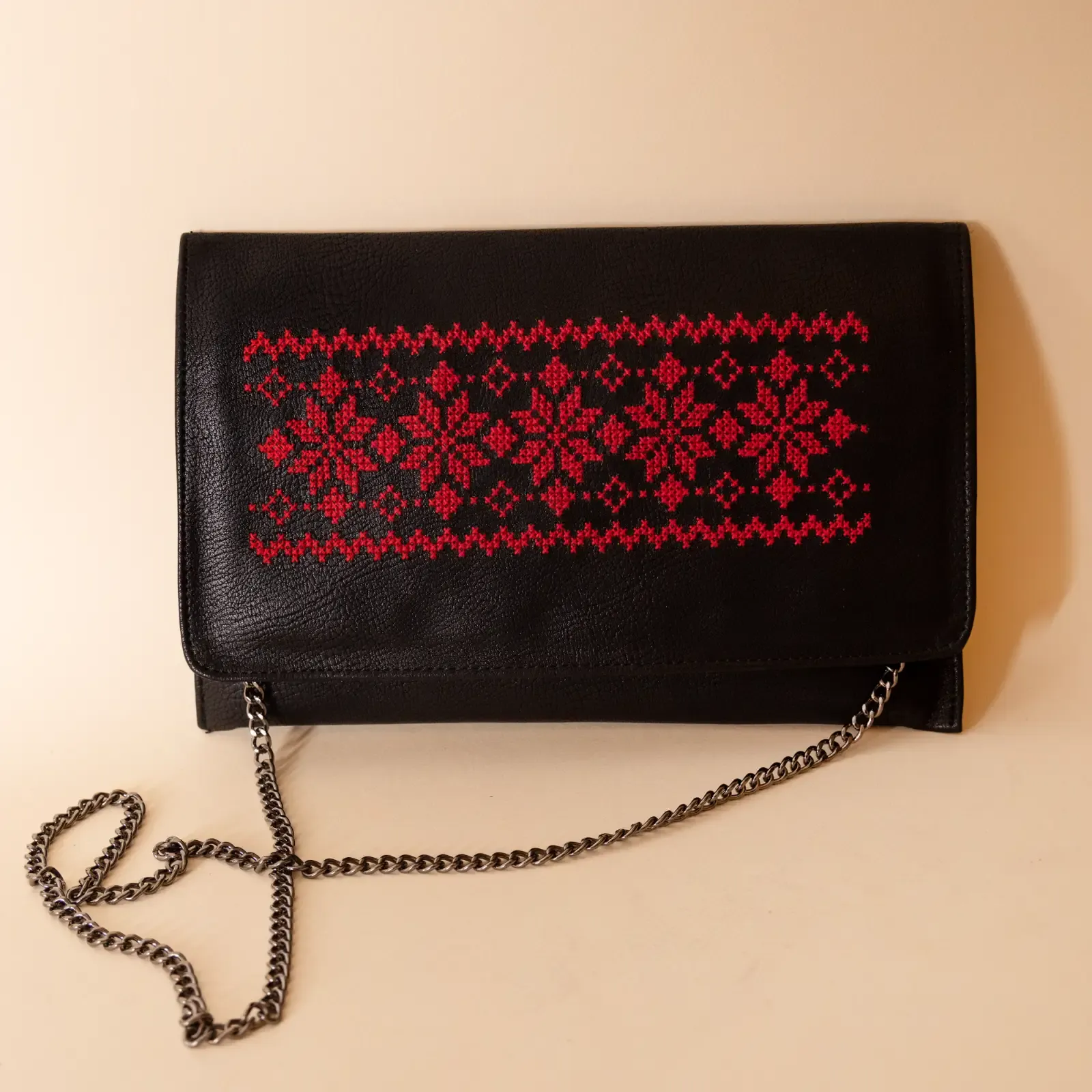 Embroidered Leather Chain Clutch – Black & Red Tatreez and Chain – 27x18x2 cm
