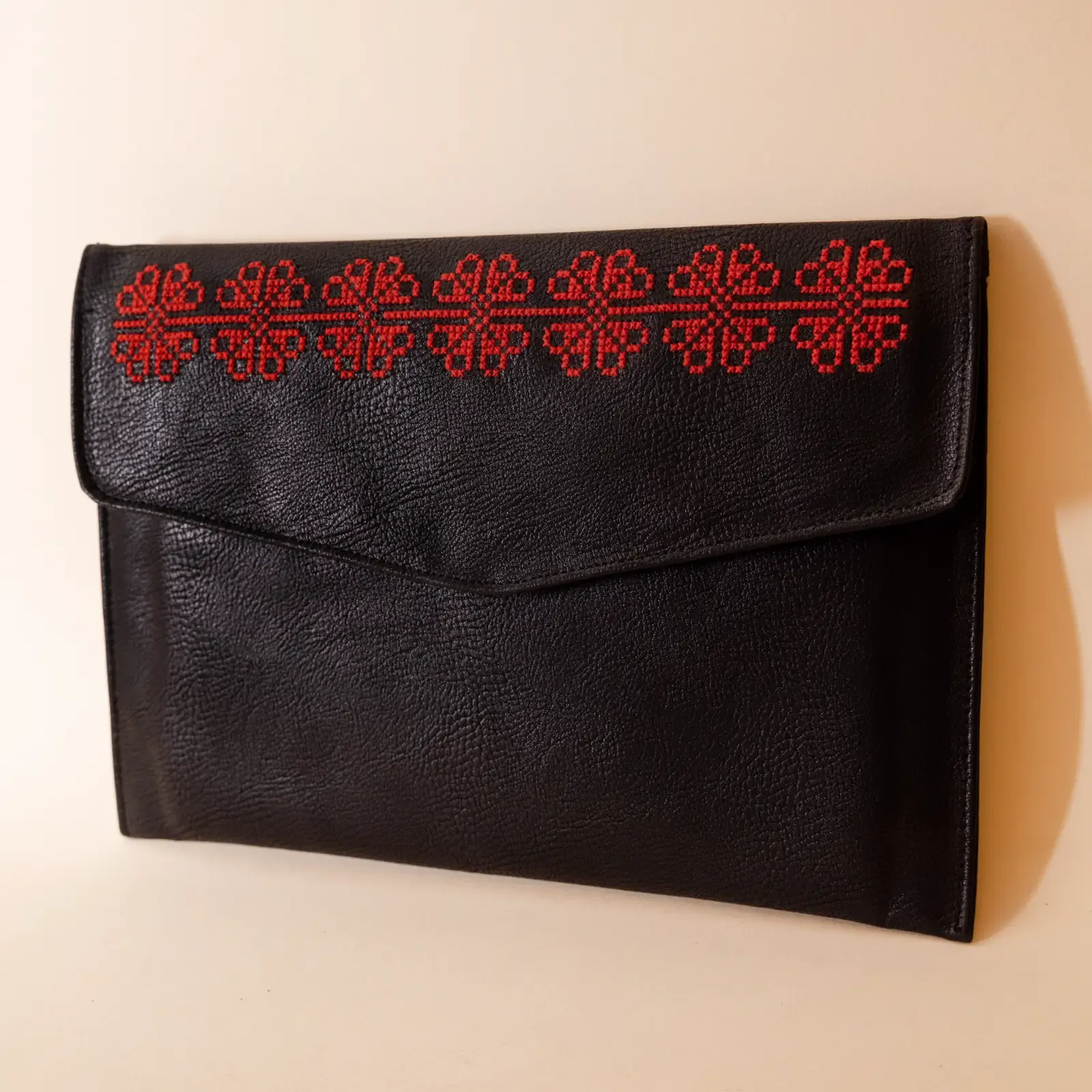 Embroidered Faux Leather Clutch – Black with Red Floral Tatreez – 21x13x2.5 cm