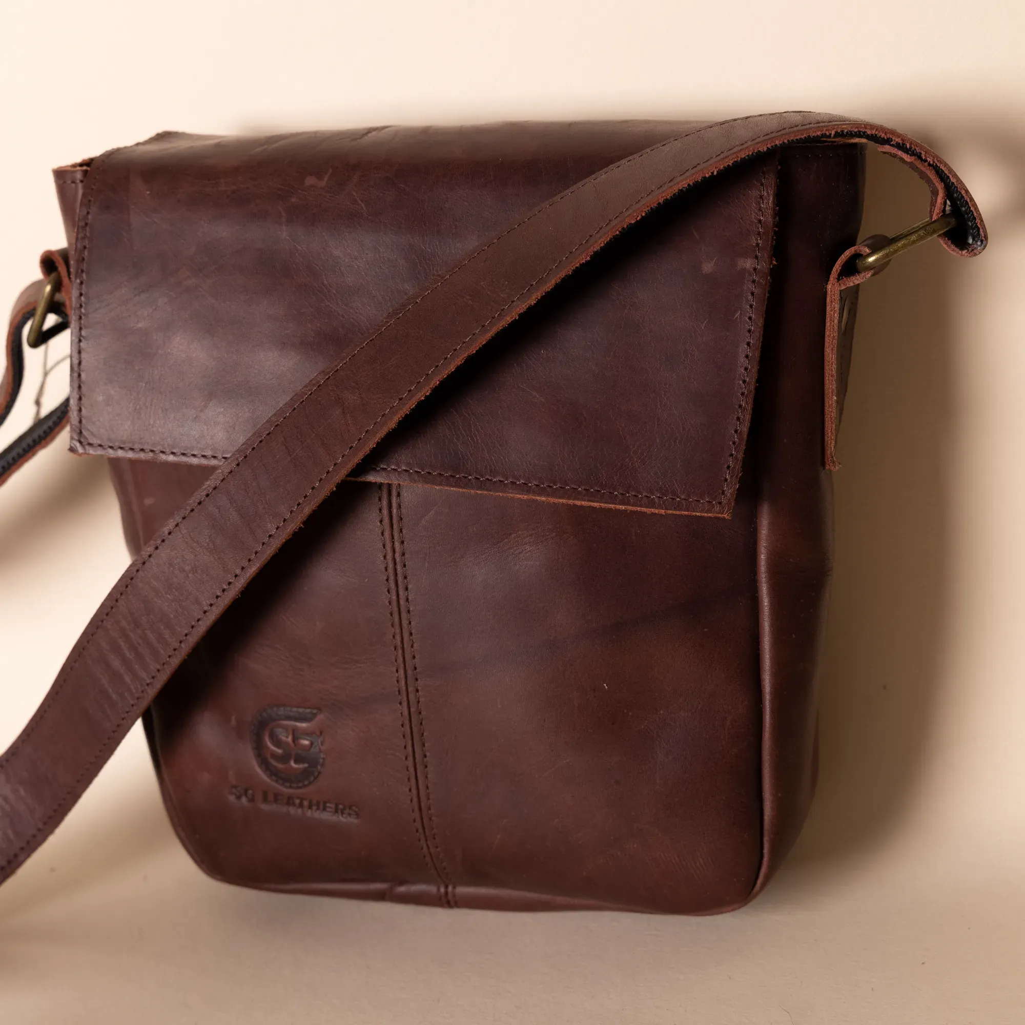Men's Multi-Pocket Leather Crossbody – Brown Diagonal Panel – 25x21x5 cm