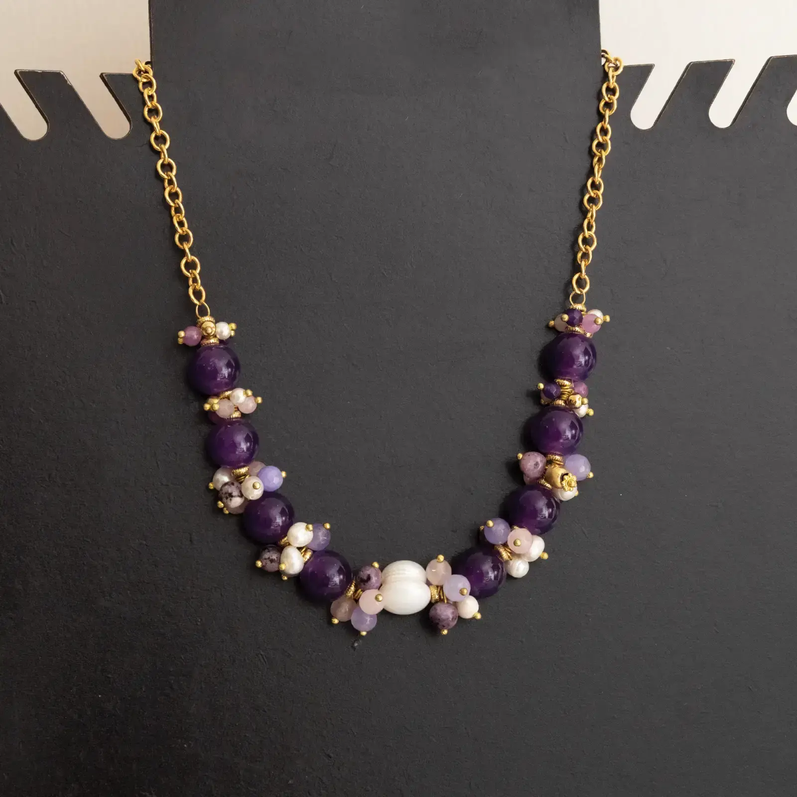 Contemporary Necklace in pearl