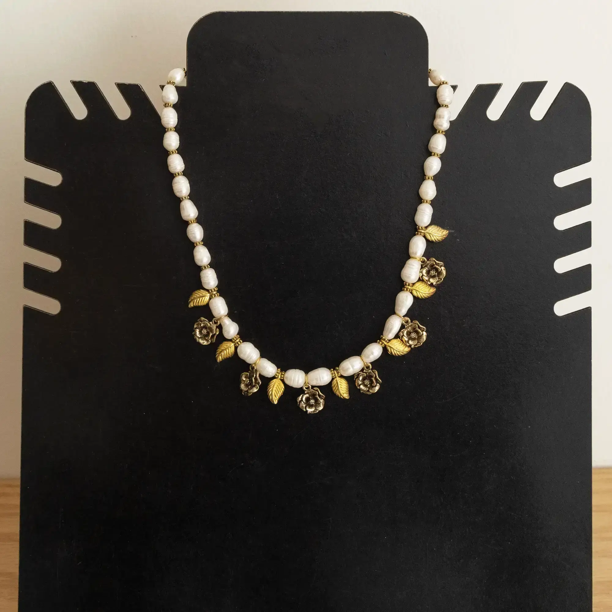 Contemporary Necklace in cultured pearl