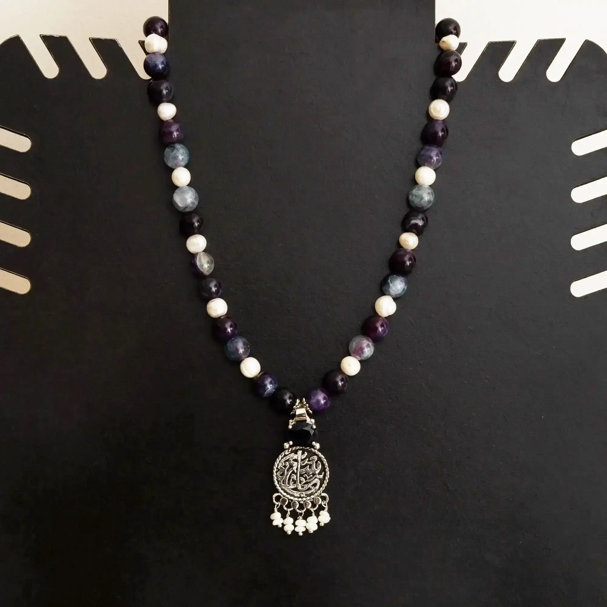 Contemporary Necklace in pearl