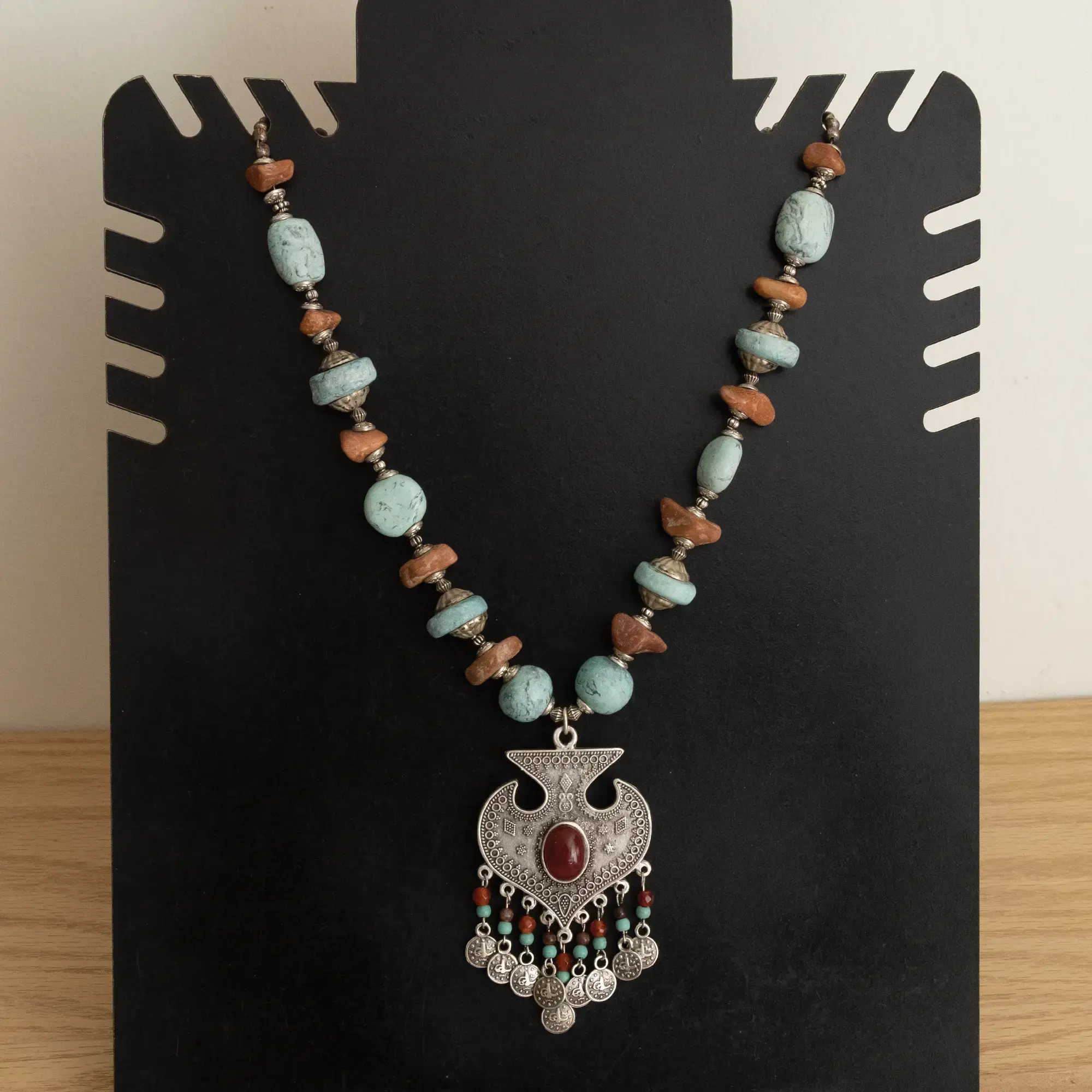Heritage-Inspired Necklace in agate