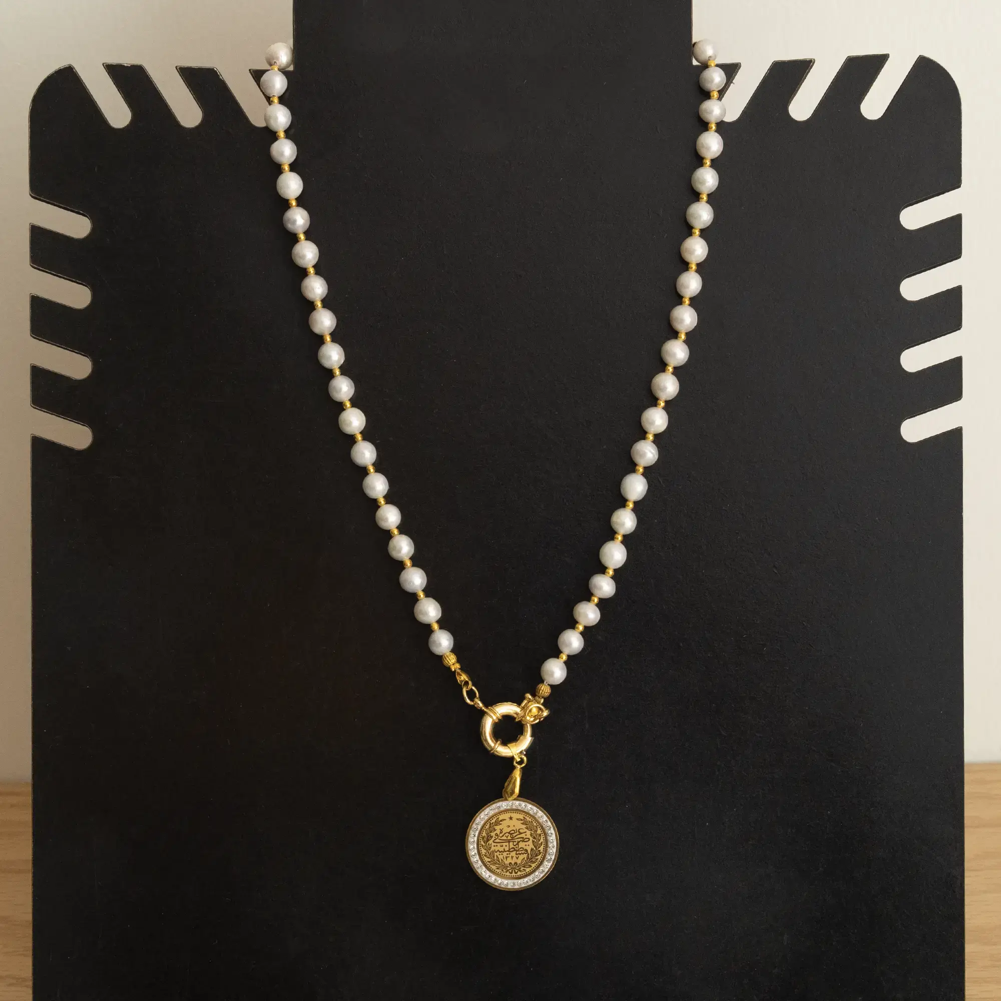 Contemporary Necklace in cultured pearl with coin detail