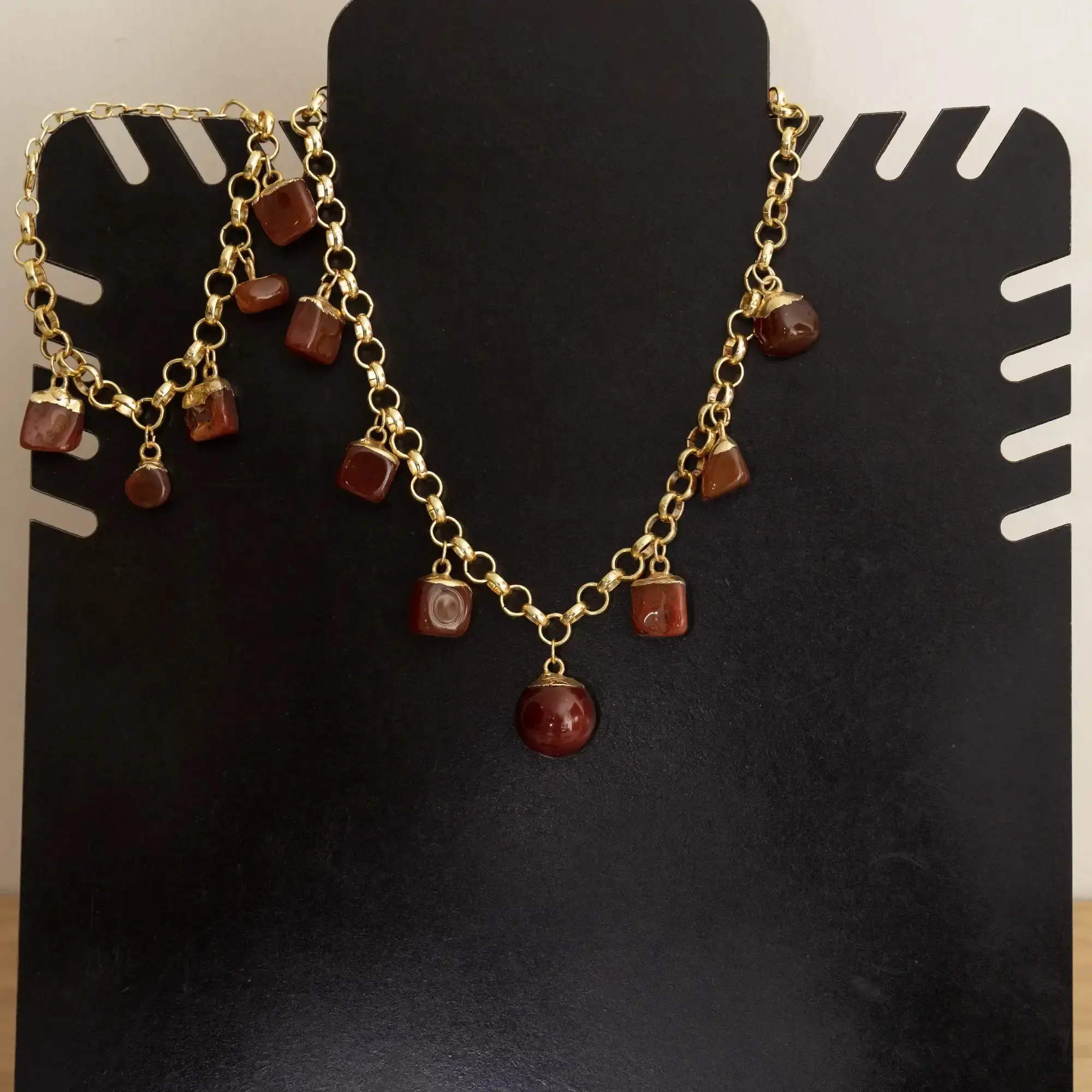 Contemporary Necklace & Bracelet Set in agate