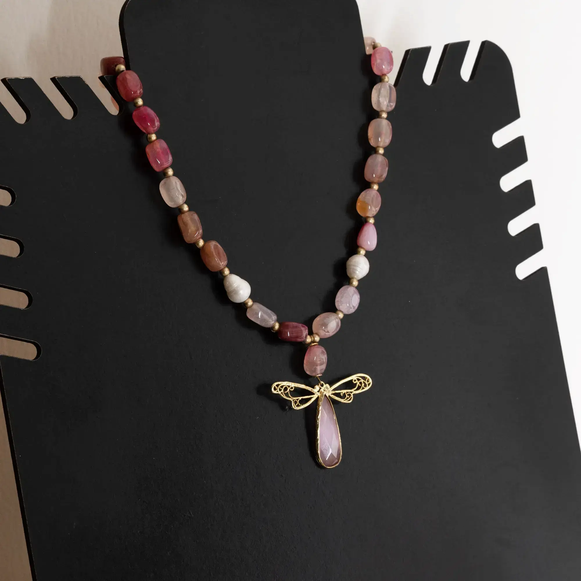 Contemporary Necklace in natural pearl