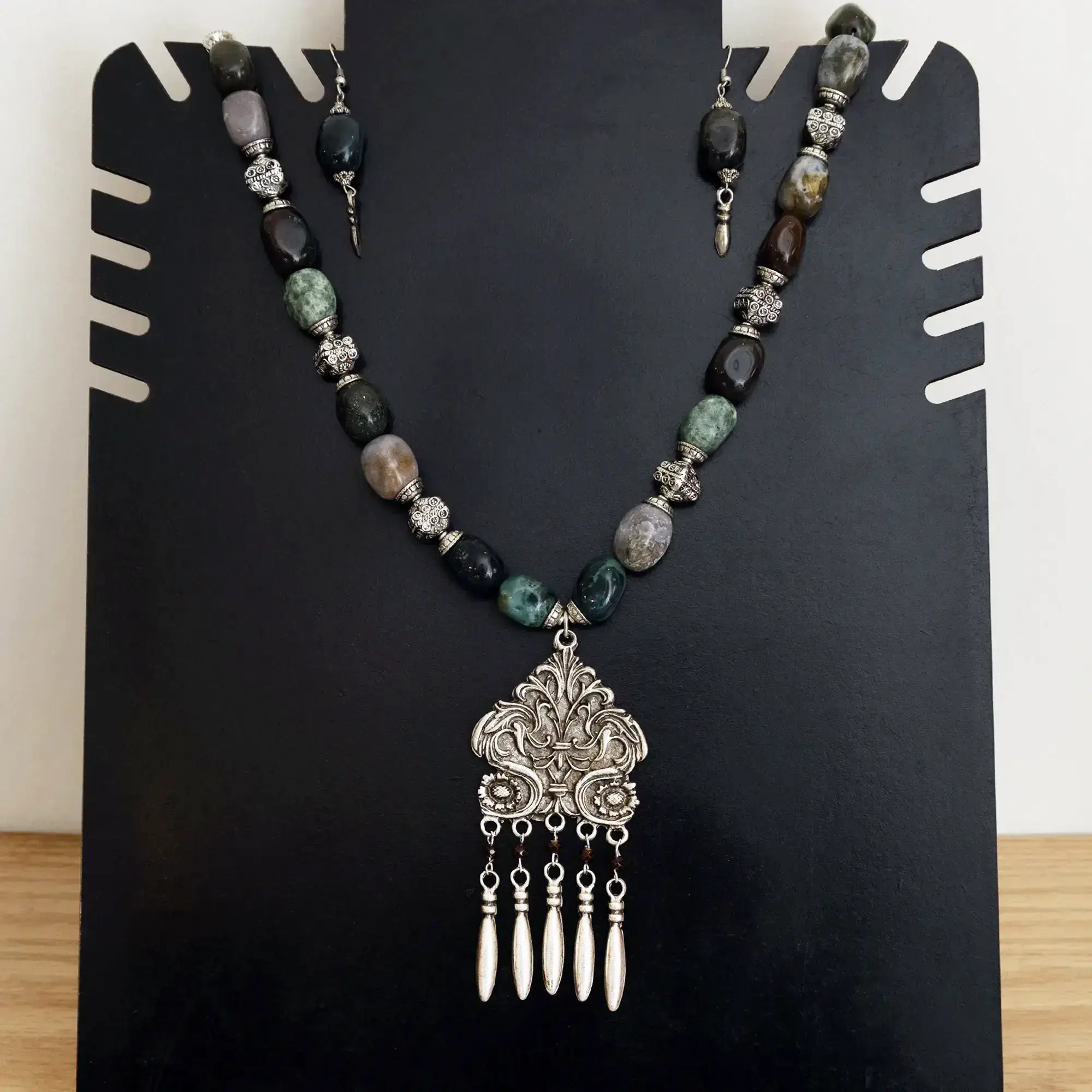 Contemporary Necklace & Earrings Set in agate