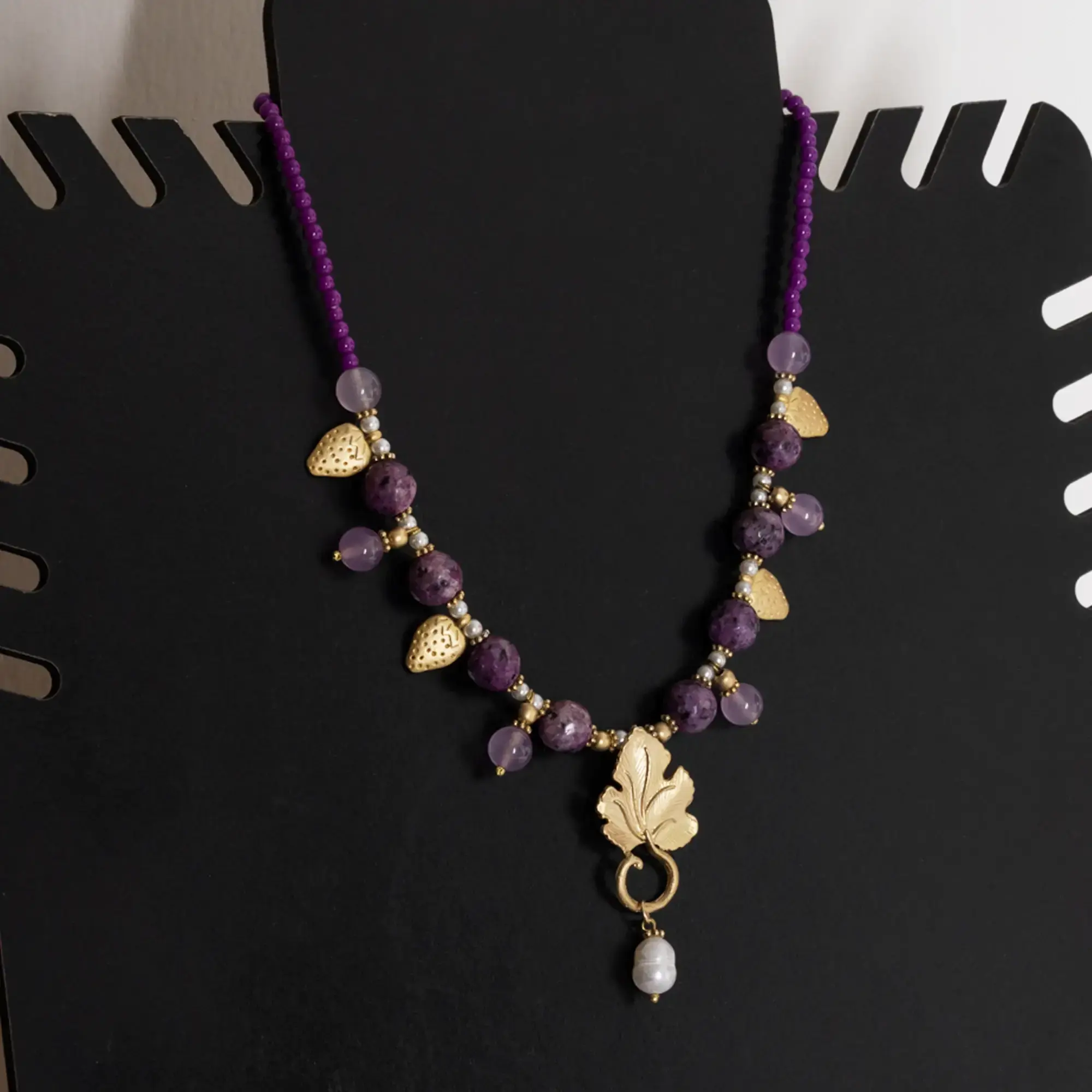 Contemporary Necklace in natural pearl