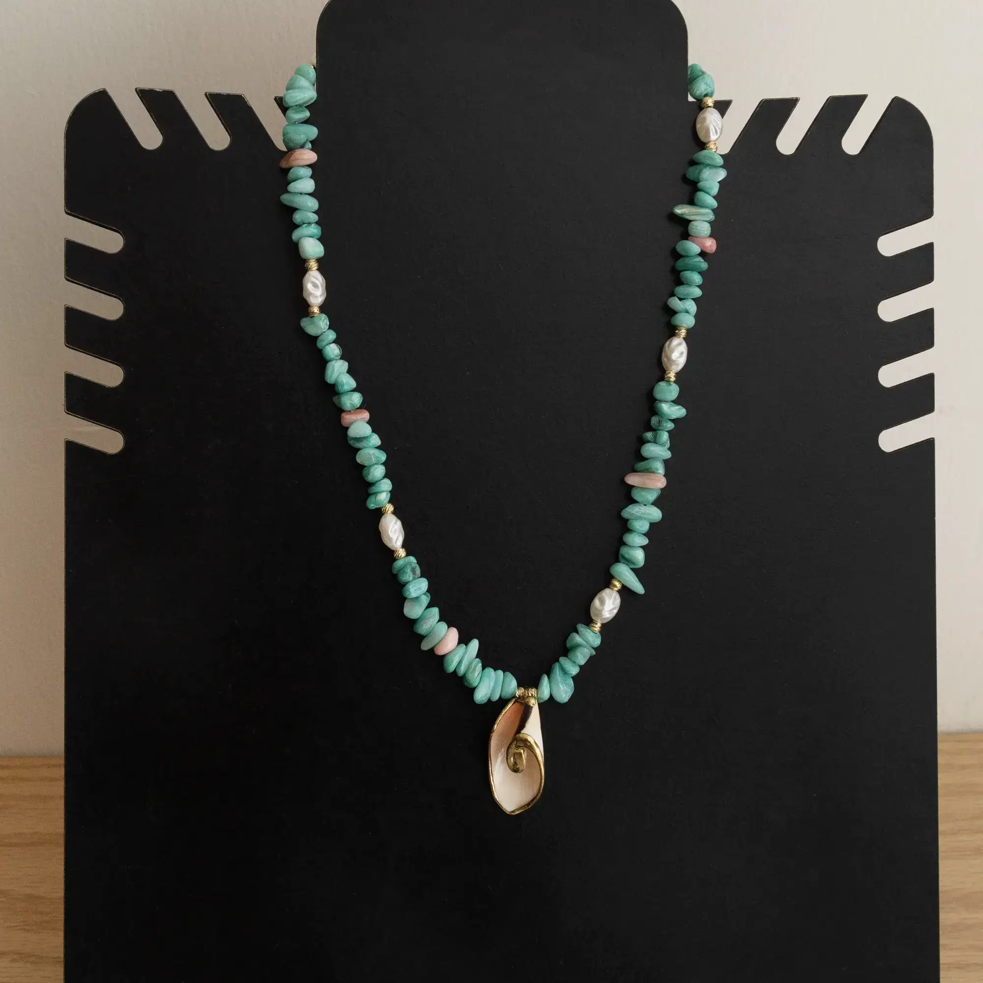 Contemporary Necklace in shell