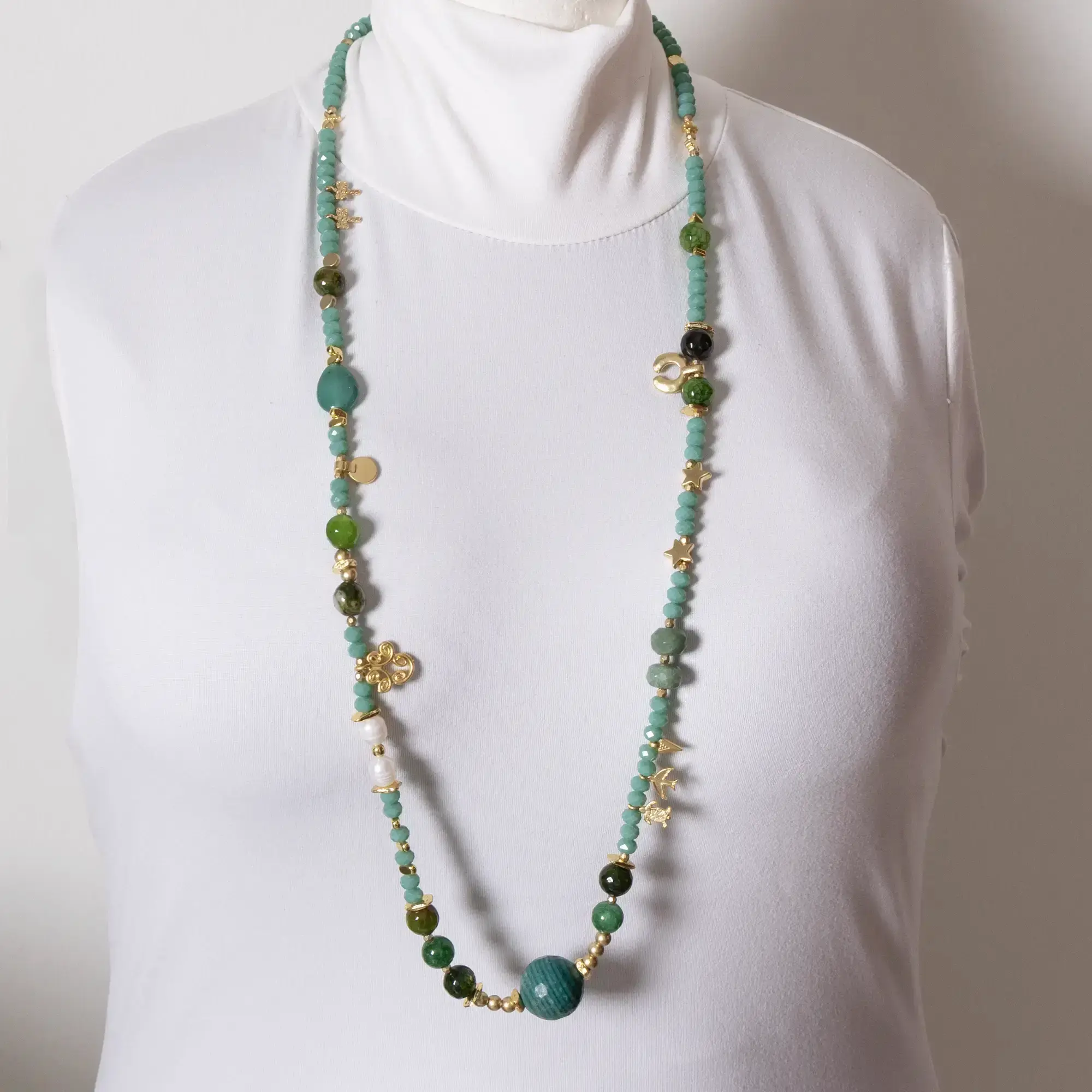 Contemporary Necklace in natural pearl