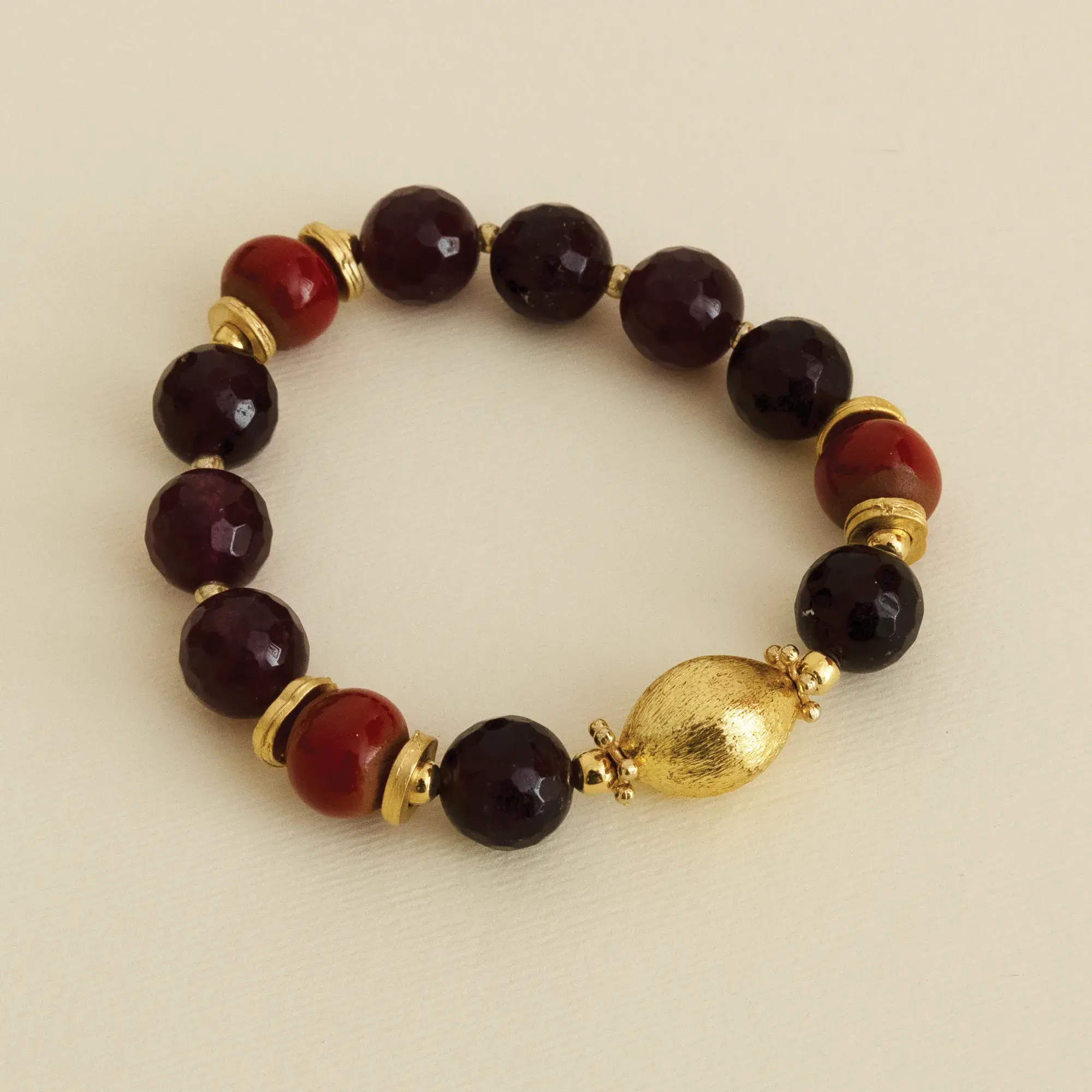 Handcrafted Natural Agate Gold-Plated Bracelet with Distinctive Detail