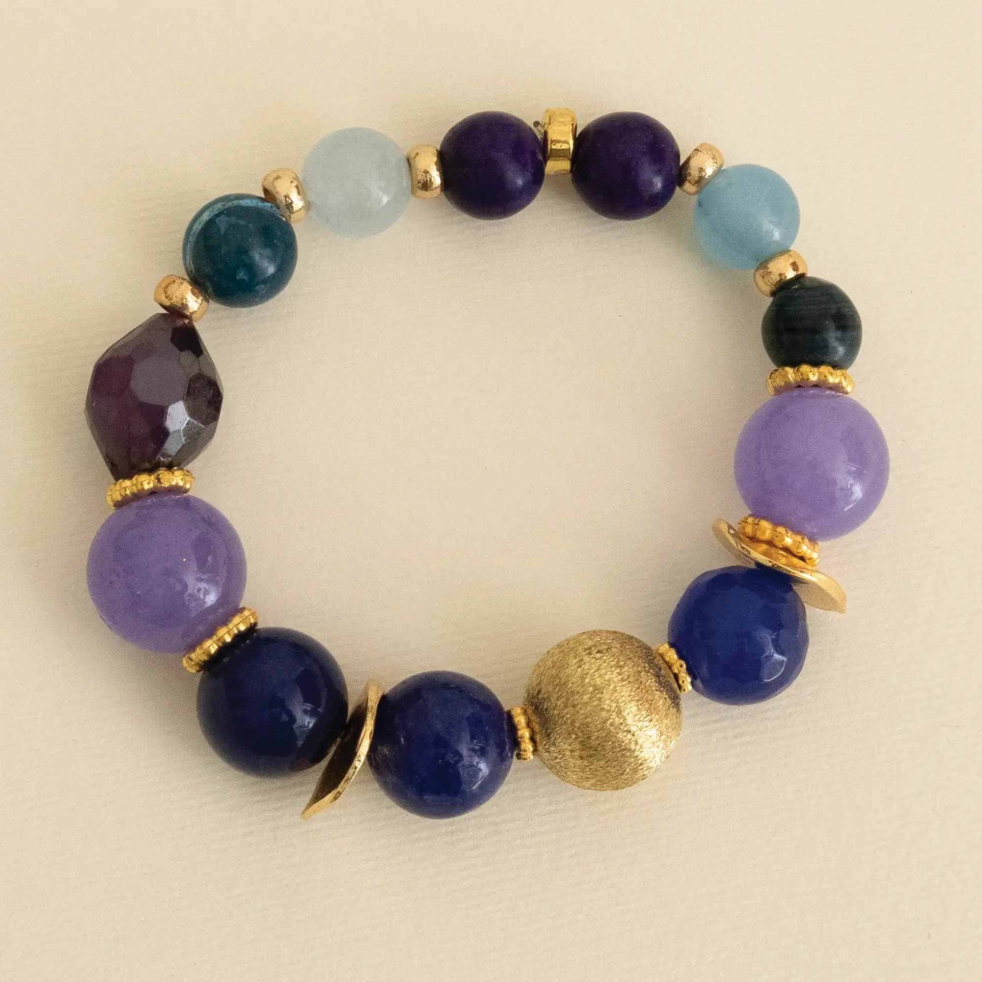 Handcrafted Contemporary Bracelet in amethyst with Distinctive Detail