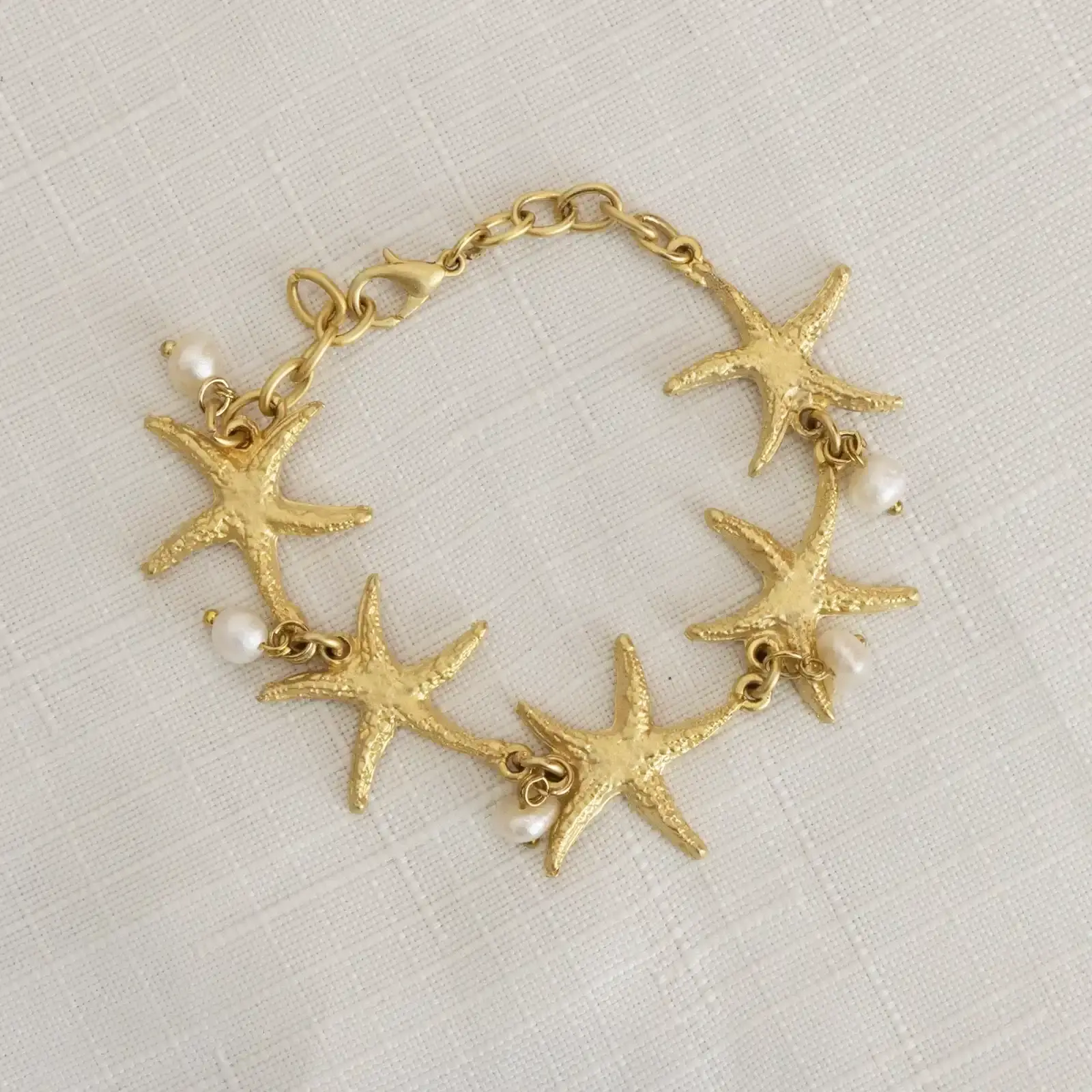 Contemporary Bracelet in cultured pearl with star detail