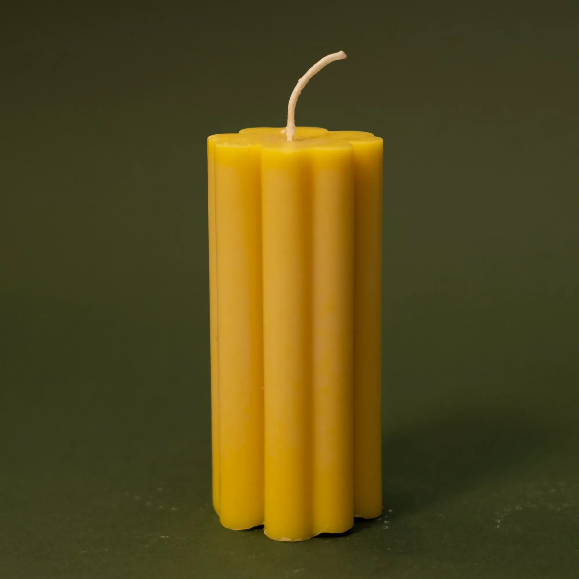 Handmade Flower Top Ribbed Candle in Yellow – 110 g