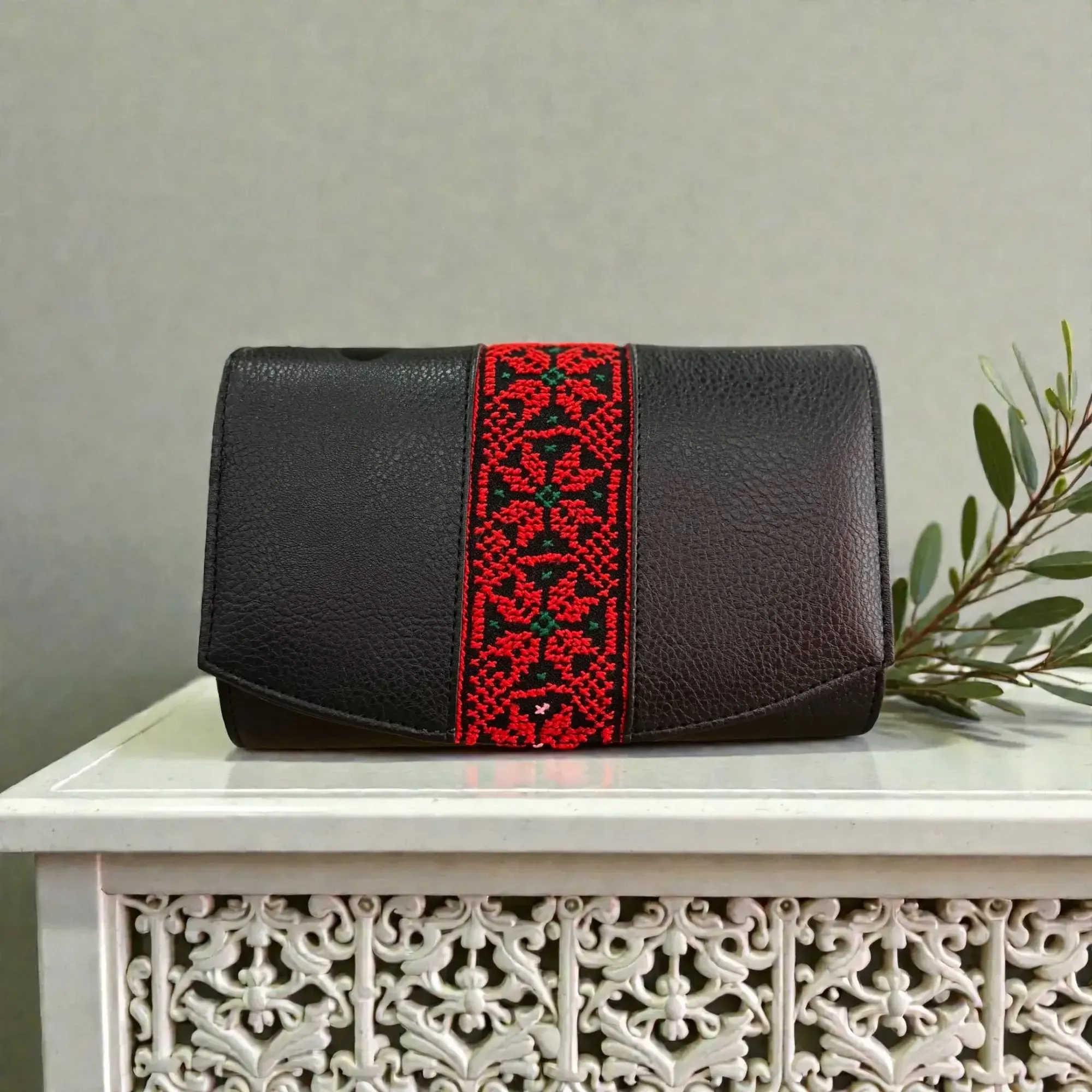 Black Embroidered Clutch Crossbody Bag Leather Gold Chain 20×13 cm