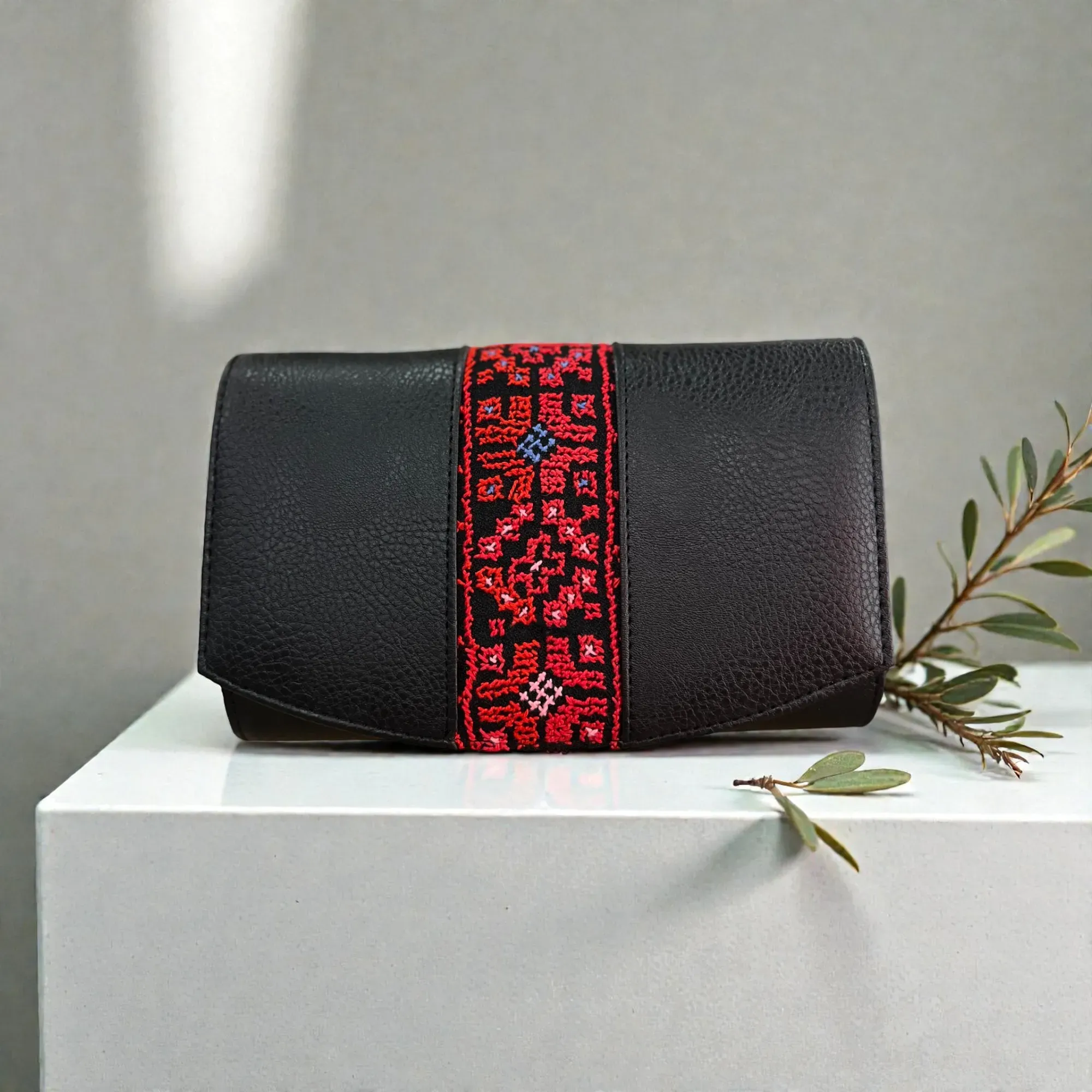 Black Embroidered Clutch Crossbody Bag Leather Gold Chain 20×13 cm