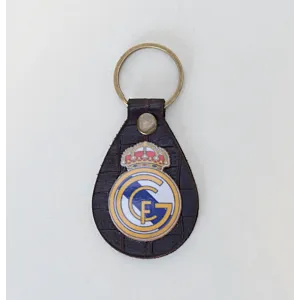 ميدالية مفاتيح يدوية من الجلد الطبيعي بتصميم شعار نادي ريال مدريد