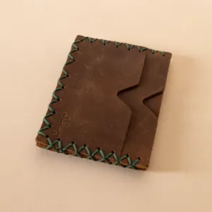حافظة بطاقات جلد بجيبين – بني بخياطة خضراء – 11×6.5×0.8 سم