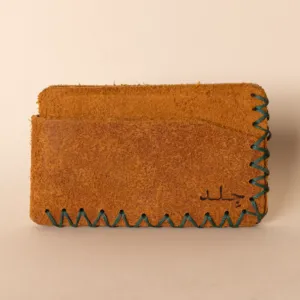 حافظة بطاقات جلد بثلاثة جيوب – خردلي بخياطة خضراء – 10.5×8×1 سم