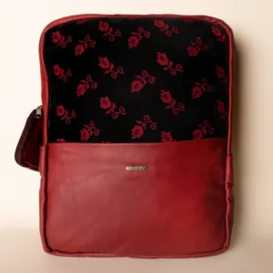 Limited Heritage Leather Backpack – Red Embroidery – 36x33x11 cm
