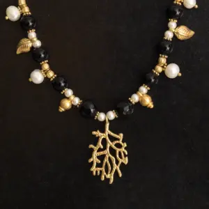 Handcrafted Contemporary Necklace in pearl, onyx