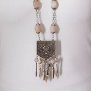 Contemporary Necklace in quartz, silver-plated metal with floral detail