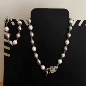 Handcrafted Rose Pearl Shell Front-Clasp Set with Distinctive Detail