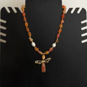 Necklace in agate, natural pearl, gold-plated metal with dragonfly detail