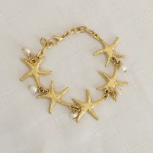 Contemporary Bracelet in cultured pearl with star detail