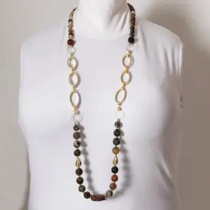Contemporary Necklace in agate, gold-plated metal