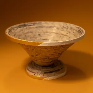 طبق تقديم أبيض وذهبي من ورق الصحف المعاد تدويره، ارتفاع 15 سم × قطر 15 سم