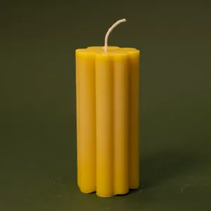 Handmade Flower Top Ribbed Candle in Yellow – 110 g