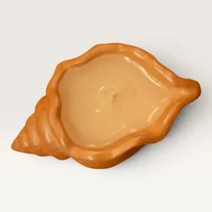 شمعة معطرة يدوية داخل صدفة باللون الذهبي، ٢٥ غرامًا