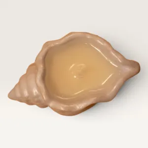 شمعة معطرة يدوية داخل صدفة باللون الرمادي الفاتح، ٢٥ غرامًا