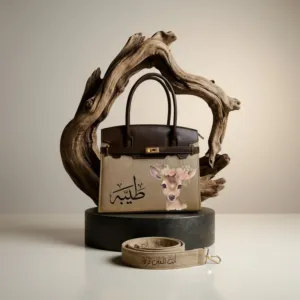حقيبة يد رسم غزال قابلة للتخصيص اسم أو أحرف (متوفر بعدة قياسات)